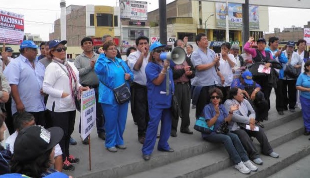 Trabajadores de EsSalud exigen mejoras laborales y la no privatización de los servicios