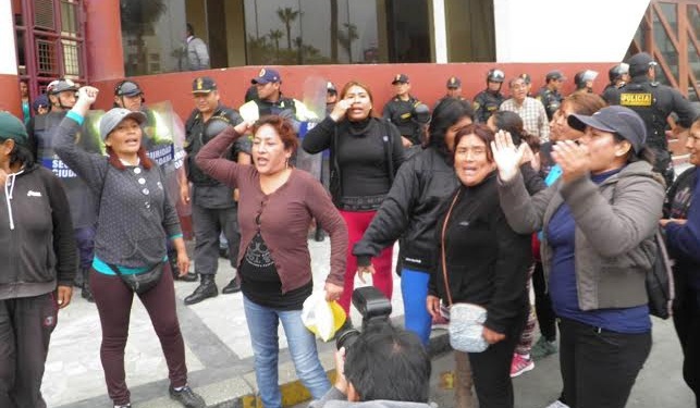 Trabajadoras de limpieza protestan pues les adeudan sueldos de junio y julio