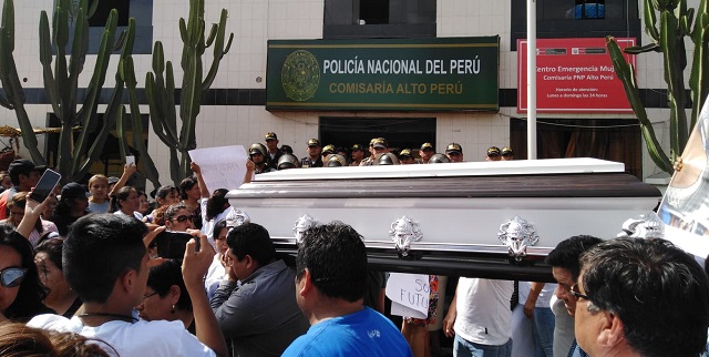 Protestan en la Comisaría Alto Perú por la extraña muerte de vigilante en Chimbote