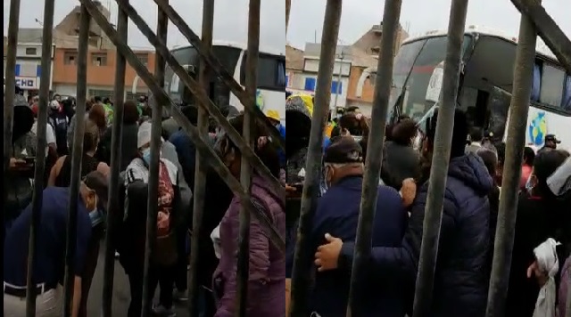 Ancianos que pernoctaron en estadio de Chimbote para vacunarse impidieron ingreso de bus