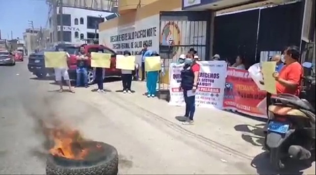 Queman llantas por designación de nuevo director en la Red Pacífico Norte en Chimbote