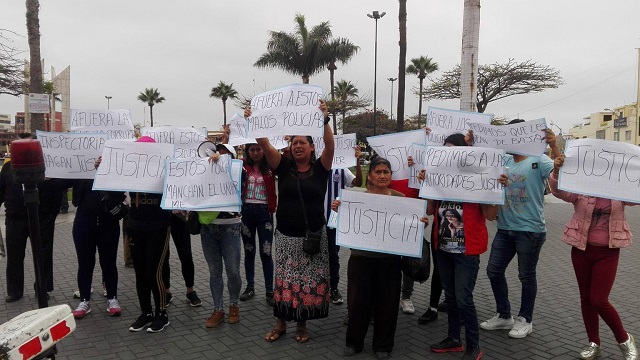 Familiares de joven secuestrado y masacrado protestan por liberación de policías en Chimbote