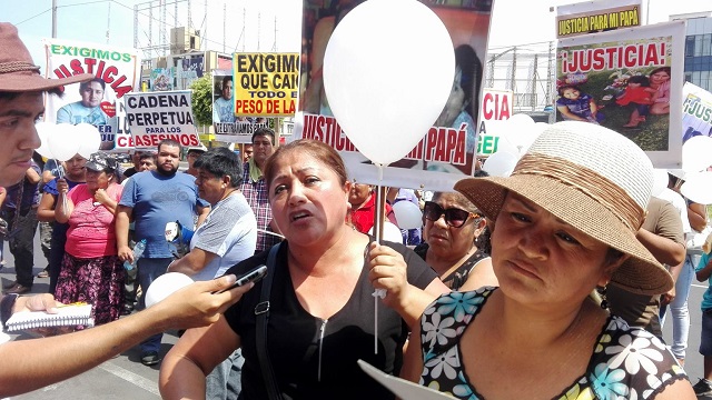 Con carteles, arengas y lágrimas exigieron la captura de los asesinos de pescador en Chimbote