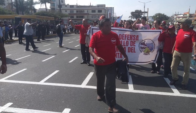 Dirigentes del Frente de Defensa piden audiencia a alcalde en izamiento del Pabellón Nacional en Chimbote