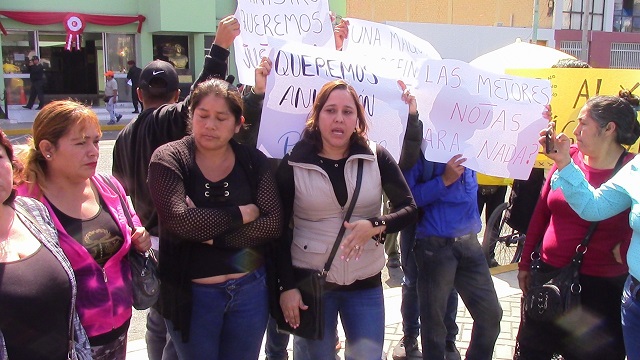 Padres protestan en Chimbote porque postulantes a la escuela de la PNP fueron eliminados por el polígrafo
