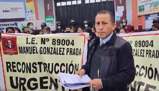 Profesores, alumnos y padres exigen reconstrucción de colegio Gonzales Prada de Chimbote
