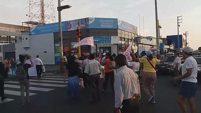 Chimbotanos salen a las calles para exigir reposición de Carhuancho y protestan contra Telefónica