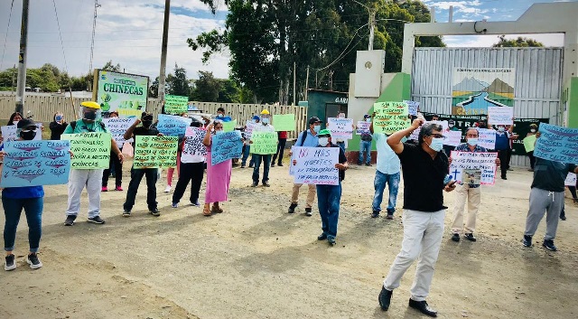 Con plantón, trabajadores de Chinecas exigen el pago de sus haberes