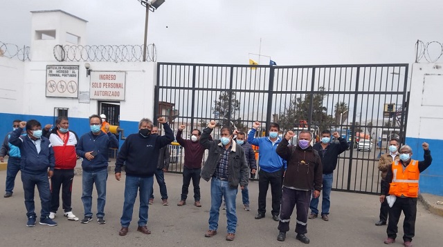 Trabadores del Terminal Portuario de Chimbote realizan paro porque les deben 3 meses de sueldo
