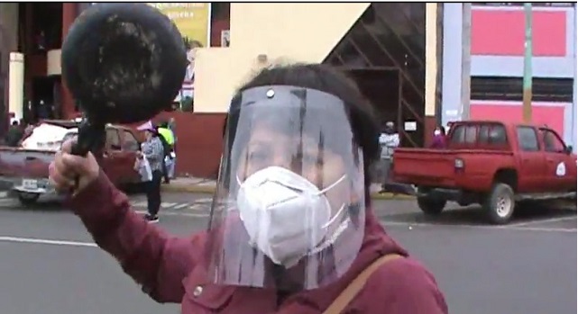 Trabajadores municipales culpan a alcalde de Chimbote por falta de pagos y detención de su dirigente (VIDEO)