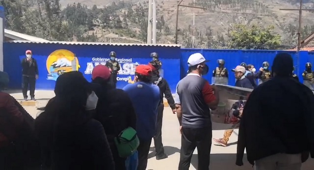 Administrativos de las UGELs protestan en la sede del Gobierno Regional de Áncash