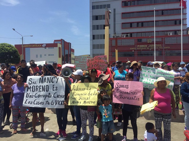Protestan contra fiscal Nancy Moreno en sede del Ministerio Público en Chimbote