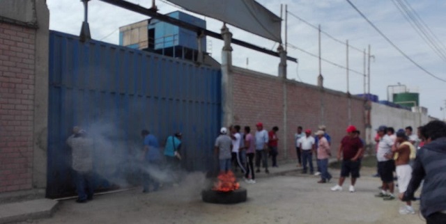 Pescadores queman llantas reclamando el pago de sus sueldos en fábrica de Chimbote