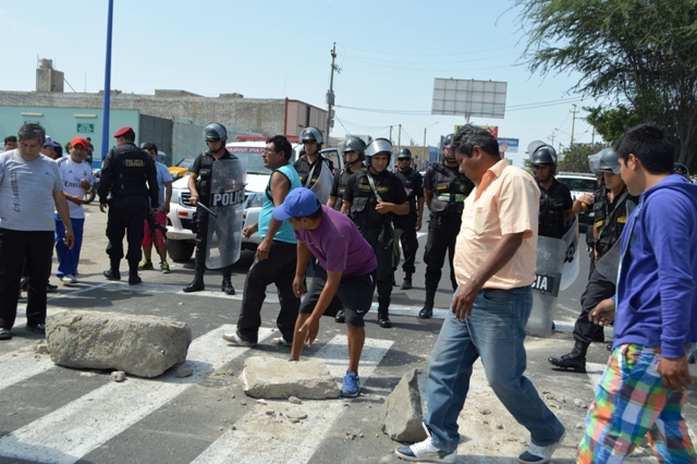 Transportistas bloquean Panamericana Norte y protestan en grifo de Nuevo Chimbote