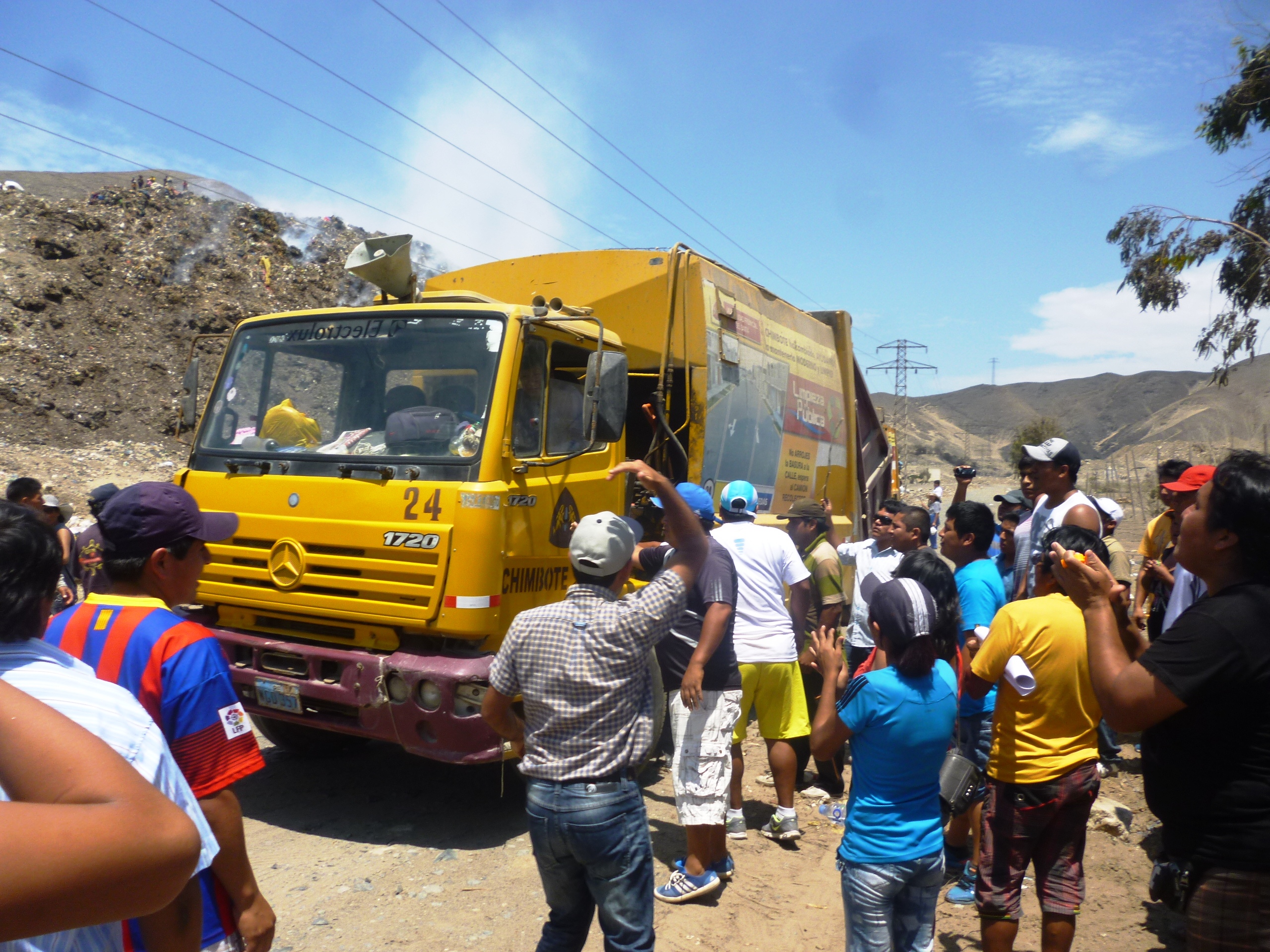 Coishco: Alcalde junto a pobladores bloquean vías de acceso a botadero informal