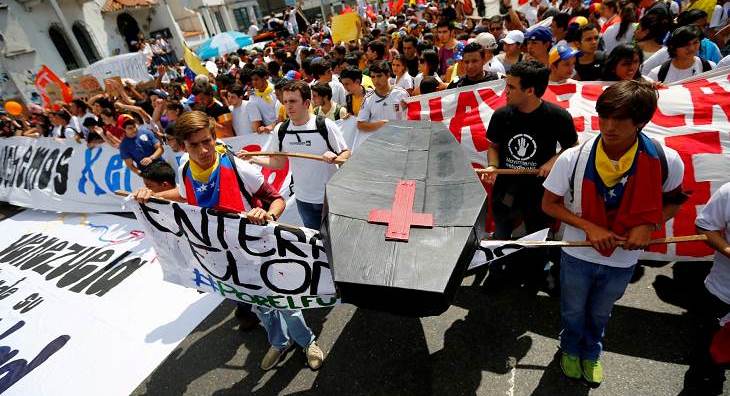 Ex ministros piden a Humala apoyar cita de cancilleres por caso Venezuela