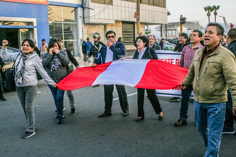 Chimbotanos muestran su conformidad por disolución del Congreso de la República