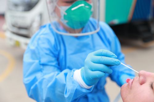 ¿Quiénes deben pasar con prioridad por la prueba de descarte del covid-19? 