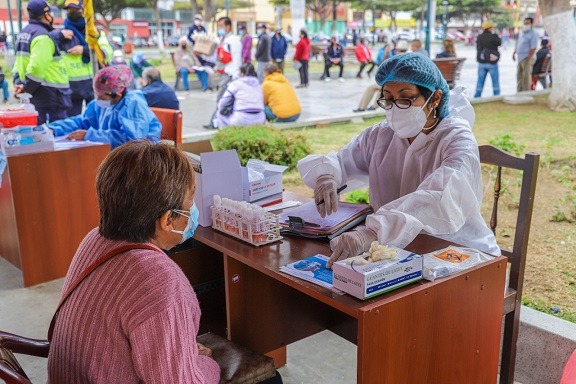 Chimbote: aplican 200 vacunas y 250 pruebas de descarte de covid-19 a trabajadores de la municipalidad provincial   