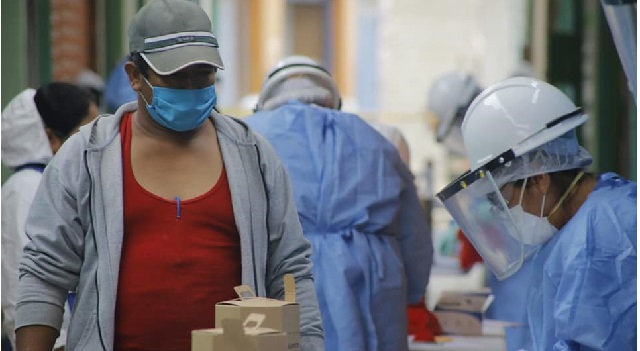 Toman prueba rápida a 200 comerciantes del mercado La Perla de Chimbote para cortar cadena de contagio