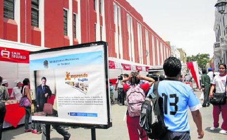 Trujillo: JNE pide a alcalde Acuña retirar publicidad estatal que tenga su nombre