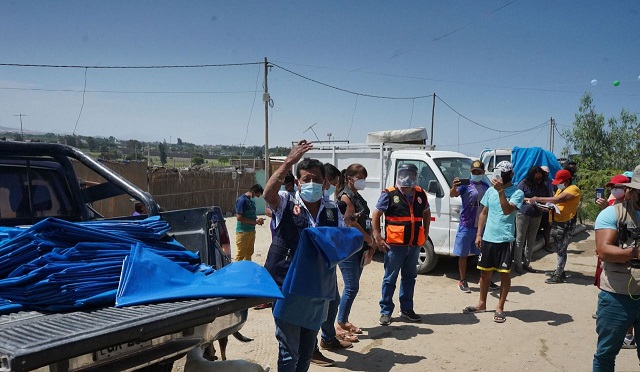 Entregan plásticos en los pueblos del sur de Nuevo Chimbote para protegerse de lluvias
