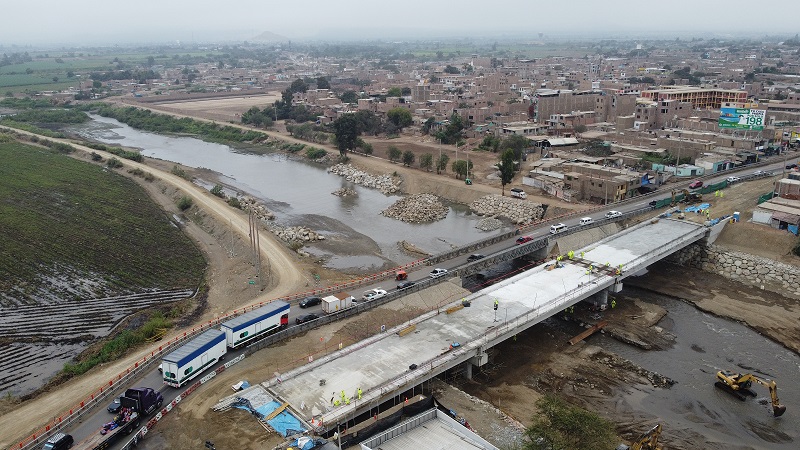 Aunor inicia pavimentación de accesos del nuevo puente Virú  