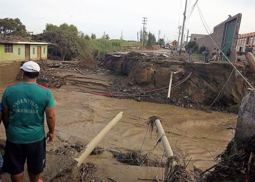 Río Shishu se desborda y provoca caída de puente en el distrito de Coishco