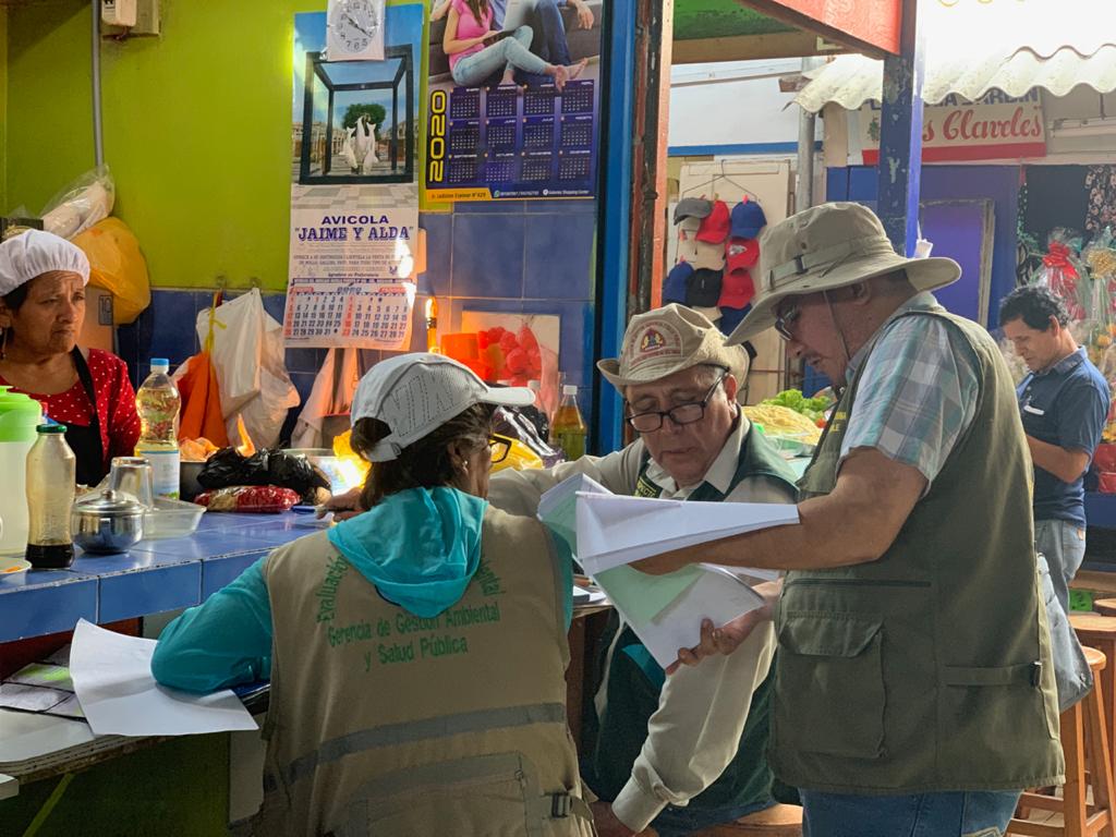 Sancionan a dueños de puestos de venta de comida del mercado Modelo por deficiencias de salubridad