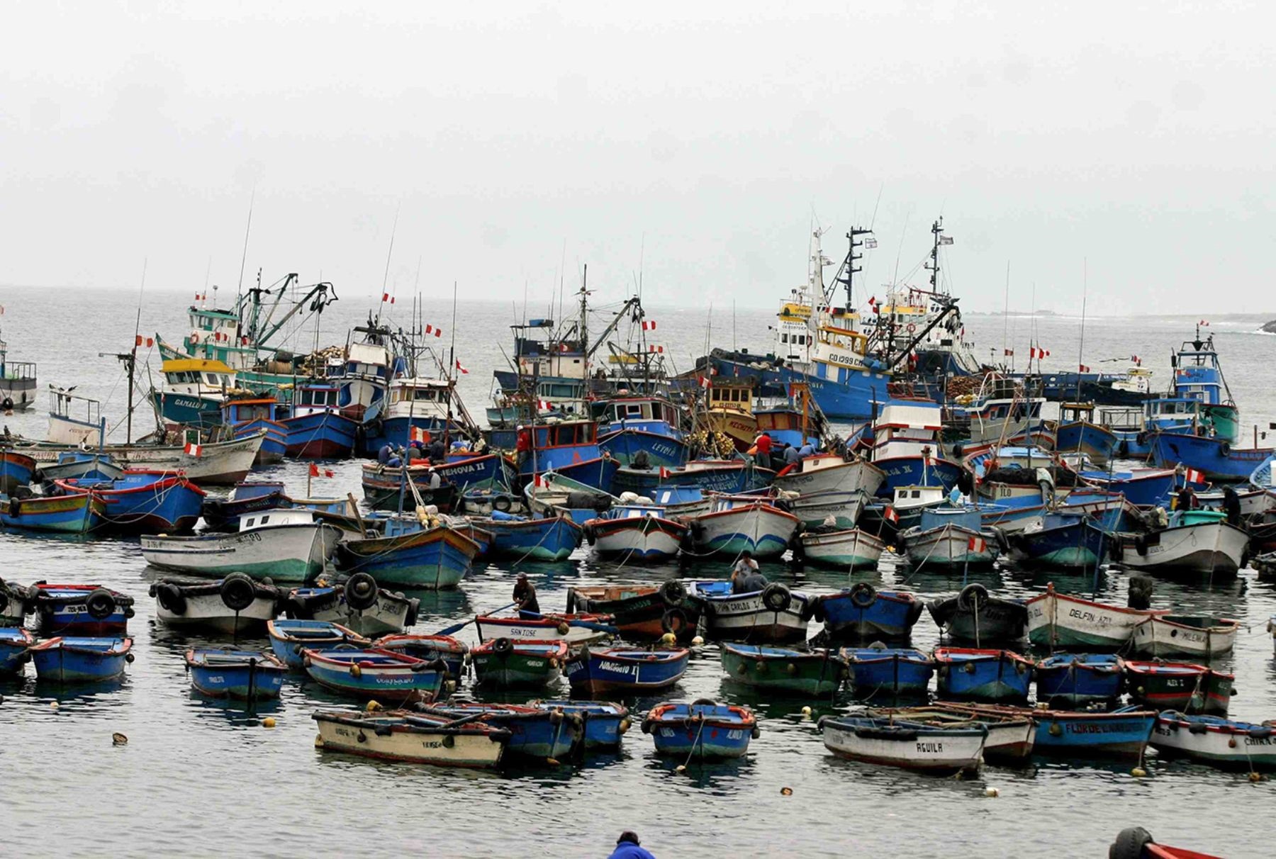 Cierran 12 puertos de la zona costera de Áncash por oleajes anómalos moderados