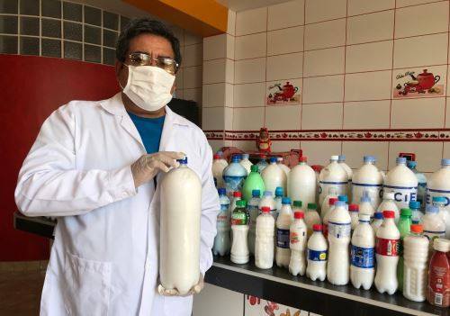 Químico chimbotano fabrica jabón para el personal de limpieza 