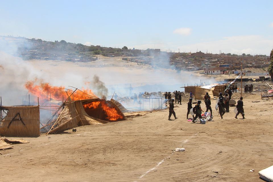 Chimbote: con quema de ranchos desalojan a invasores de terrenos del Estado