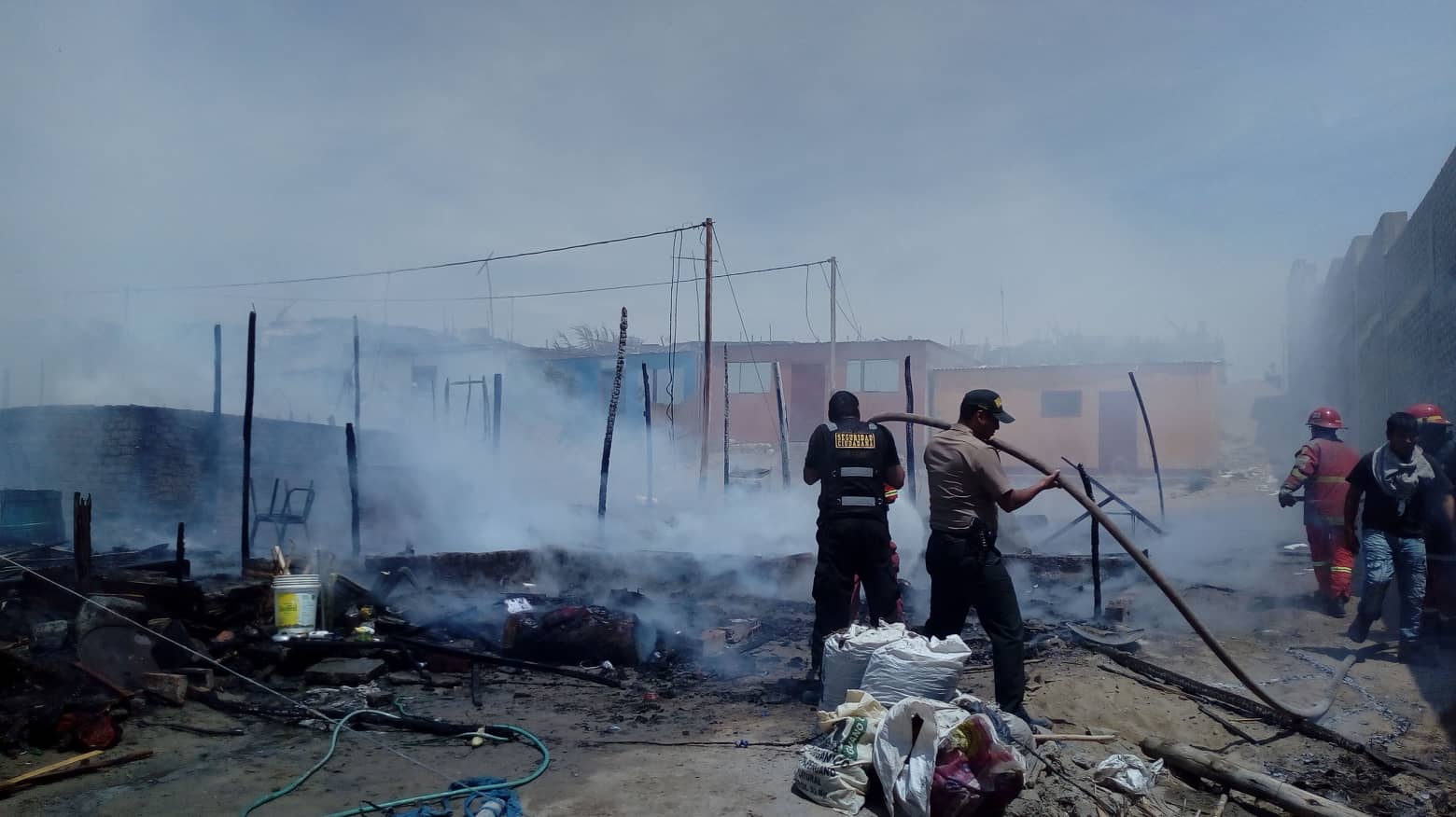 Nuevo Chimbote: incendio deja convertido en cenizas cerca de 20 ranchos en "Colinas de Jesús"