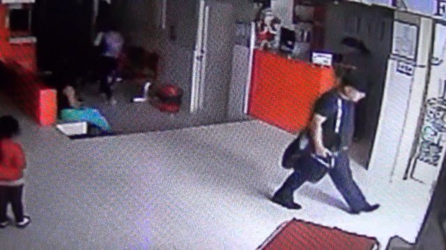 Cámaras de seguridad grabaron a sujeto robando al interior de céntrica clínica