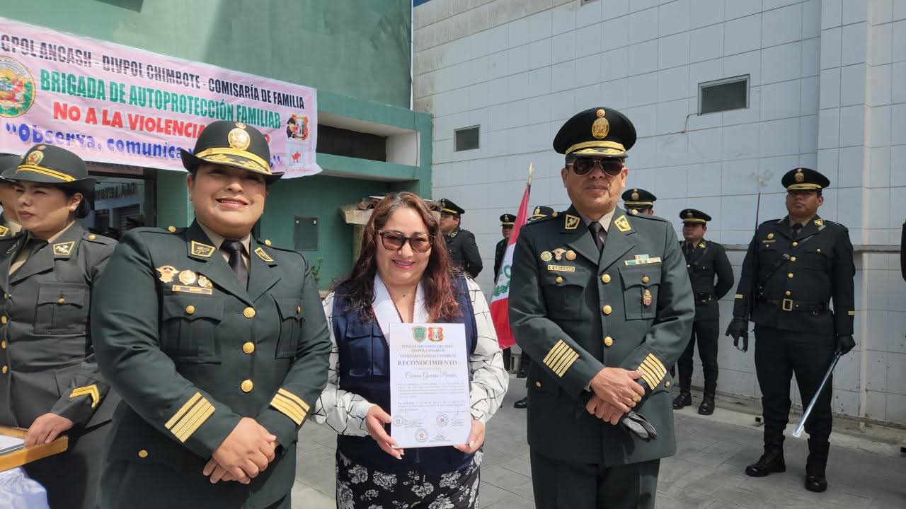 Fiscal provincial recibe distinción de la Comisaría de Familia de Chimbote 