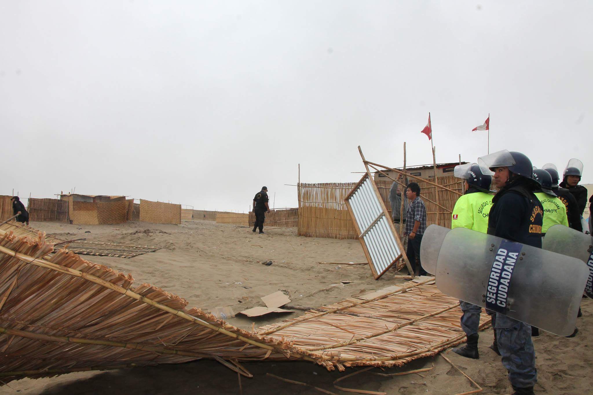 Desalojan a familias que invadieron la parte alta del pueblo joven San Pedro de Chimbote