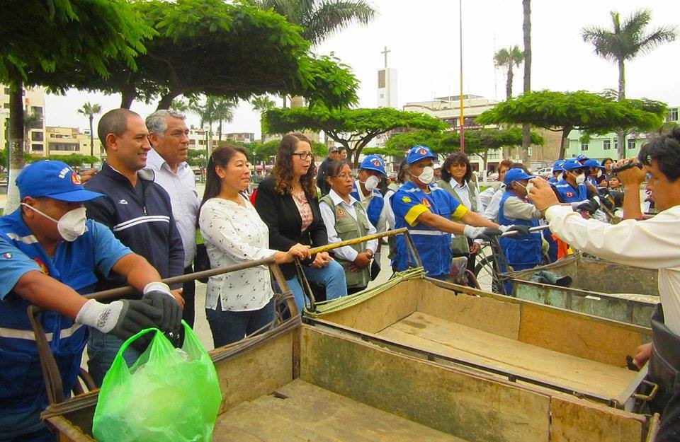 Municipalidad del Santa formaliza y entrega uniforme a recicladores 