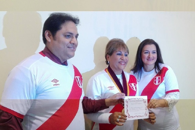 Recién casados vestidos con la camiseta de Perú también alientan a la bicolor para llegar a Rusia 2018
