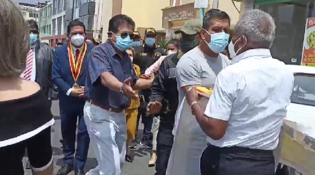 Alcalde Briceño recibió protestas durante celebración por el 115 aniversario de Chimbote