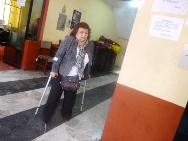 Trabajadora con discapacidad reclama laborar en el primer piso porque ascensor está malogrado 