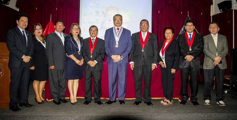 Reconocen a consejero representante de abogados durante su visita a Corte del Santa 