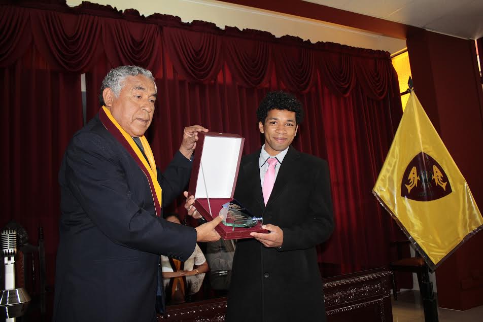 Municipio entregó mil dólares a joven chimbotano ganador de concurso