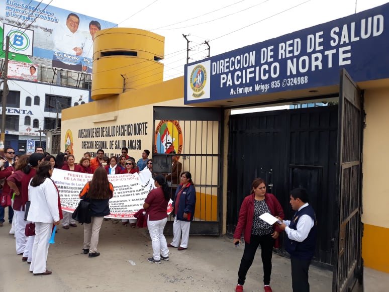 Chimbote: personal médico y obstetra de la Red de Salud Norte realizan plantón para ser atendidos