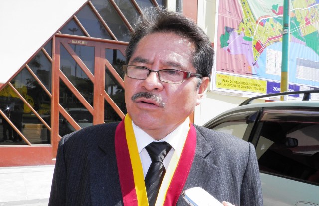    Regidor Ávalos culpa a obreros y vecinos de malos trabajos en veredas