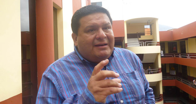 Regidor Briceño denuncia abandono de construcción de veredas