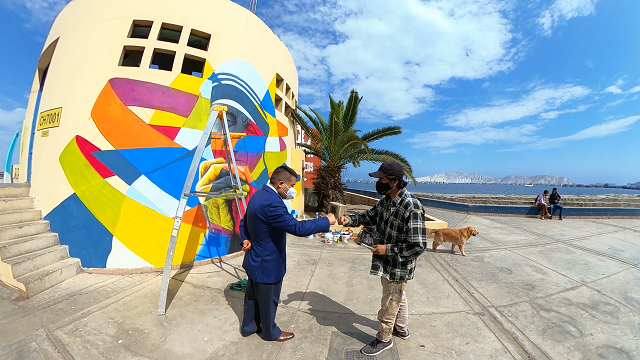 Artista plasma su arte con motivo de fe en muros del malecón de Chimbote con apoyo de regidor Lynch