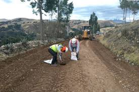 Áncash: rehabilitan vías vecinales afectadas por deslizamientos tras fuertes lluvias en Aija