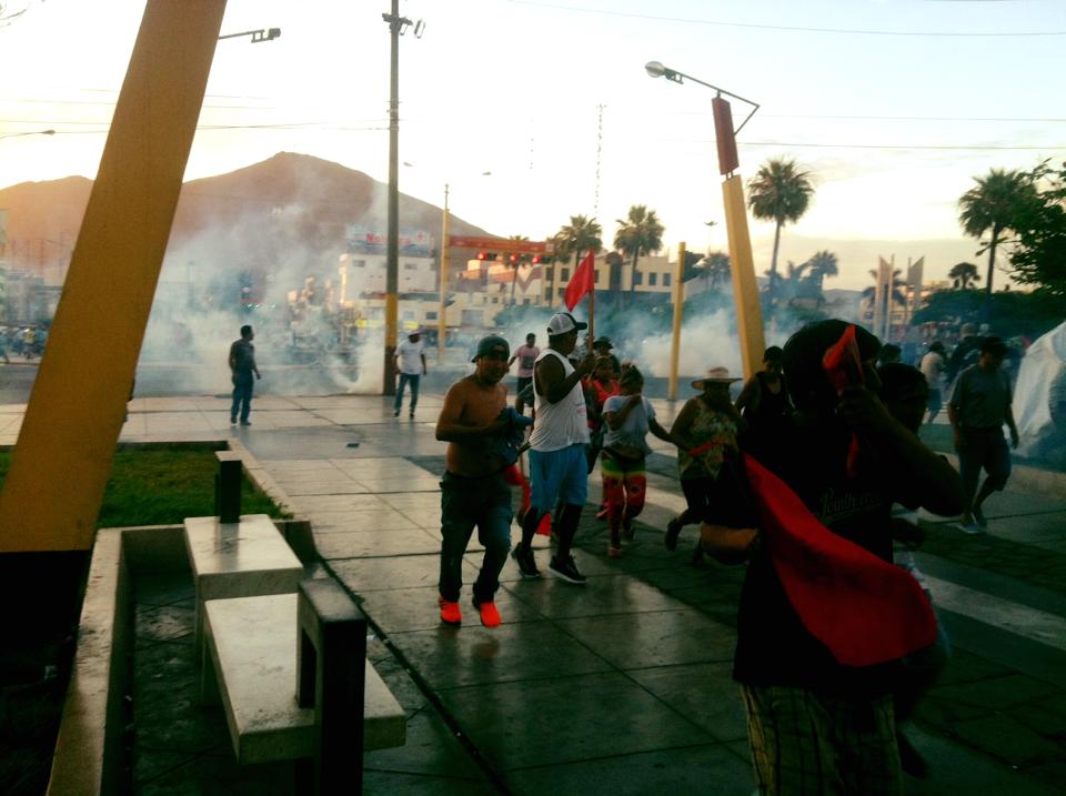 Policía reprime a manifestantes durante marcha contra la corrupción en Chimbote