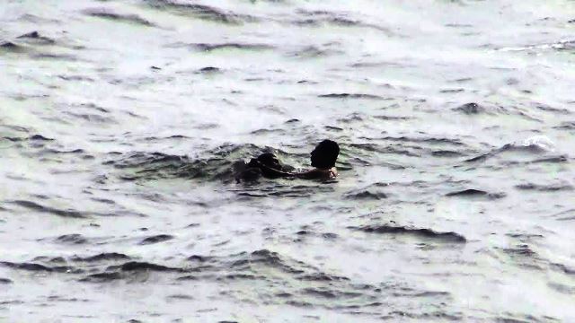 Policía arriesga su vida para rescatar a bañista en “Campamento Atahualpa”