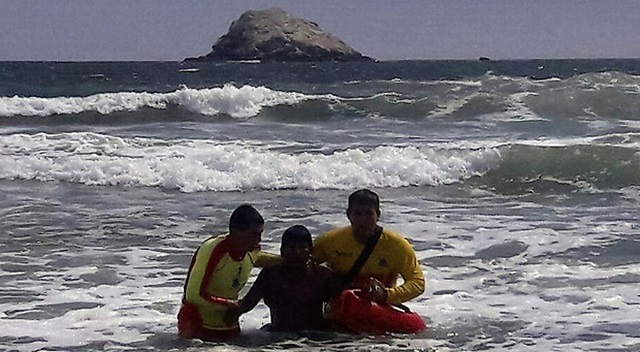 Áncash: policías de Salvataje rescatan a dos menores cuando eran arrastrados por las aguas en “Besique”